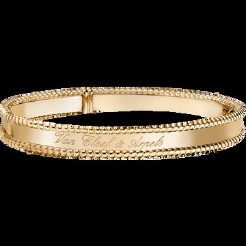 Браслет Perlée signature фирменной надписью, желтое золото, модель среднего размера