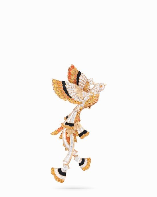 Oiseau d’or clip, yellow gold, two pear-shaped EVVS2 diamonds for 2.02 carats, yellow sapphires, spessartite garnets, onyx, diamonds. Quatre contes de Grimm collection, Van Cleef & Arpels