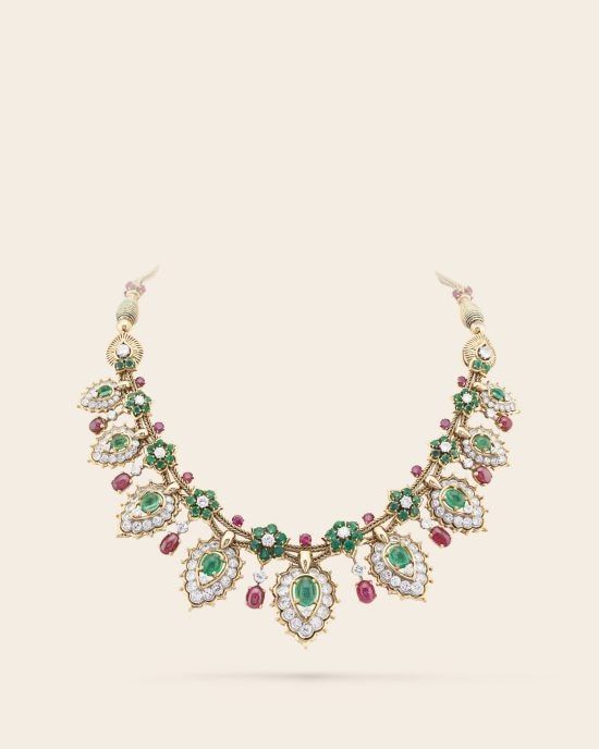 Byzantin necklace, 1962, yellow gold, platinum, white gold, 9 cabochon-cut emeralds for 14.39 carats (Russia), rubies, emeralds, diamonds. Heritage collection, Van Cleef & Arpels