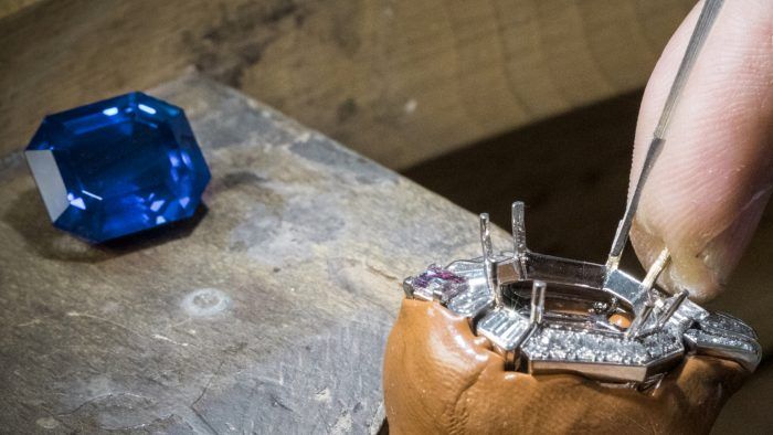 Setting work, adjusting the prongs, Maiolica necklace, Van Cleef & Arpels